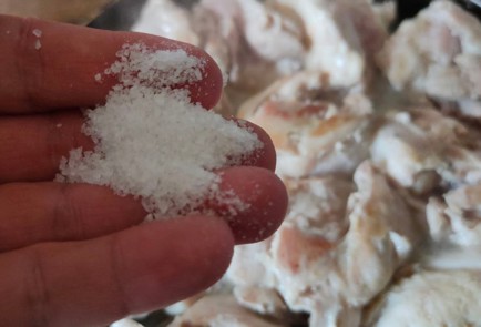 Фото шага рецепта Куриные бедра с грибами и сливками 186526 шаг 5  