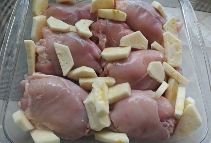 Фото шага рецепта Куриные бедра с кабачками и чесноком 186707 шаг 12  