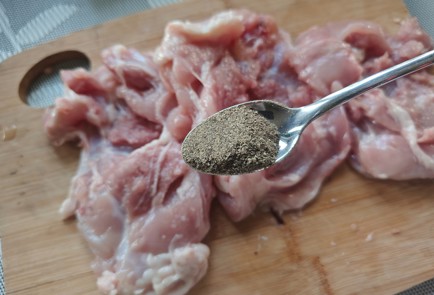 Фото шага рецепта Куриные бедра с кабачками и чесноком 186707 шаг 3  