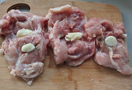 Фото шага рецепта Куриные бедра с кабачками и чесноком 186707 шаг 6  