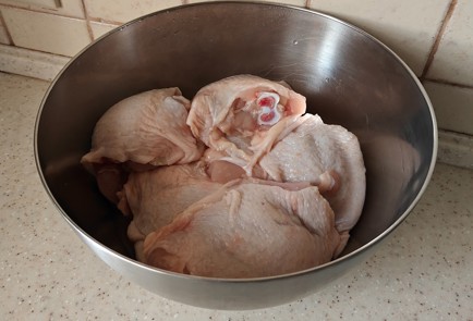 Фото шага рецепта Куриные бедра с куркумой в духовке 189956 шаг 1  