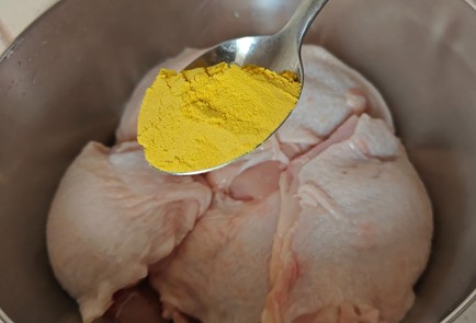 Фото шага рецепта Куриные бедра с куркумой в духовке 189956 шаг 2  