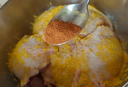 Фото шага рецепта Куриные бедра с куркумой в духовке 189956 шаг 4  