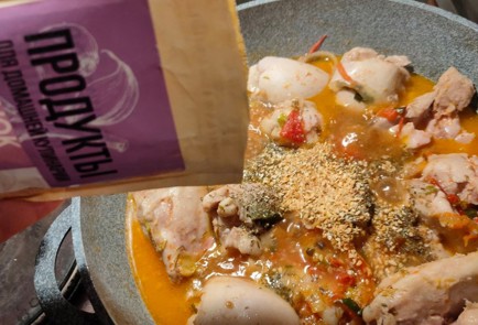 Фото шага рецепта Куриные бедра тушеные с луком помидором и сладким перцем 175249 шаг 14  