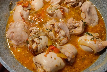 Фото шага рецепта Куриные бедра тушеные с луком помидором и сладким перцем 175249 шаг 15  