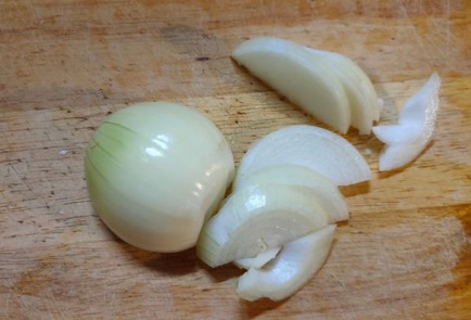 Фото шага рецепта Куриные бедра тушеные с луком помидором и сладким перцем 175249 шаг 2  