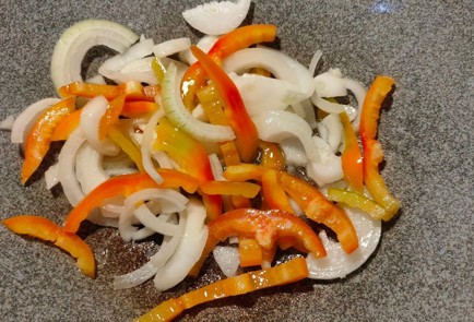 Фото шага рецепта Куриные бедра тушеные с луком помидором и сладким перцем 175249 шаг 6  