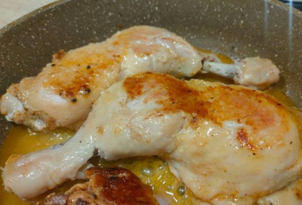 Фото шага рецепта Куриные бедра тушенные в томате с овощами 187881 шаг 5  