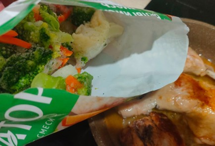 Фото шага рецепта Куриные бедра тушенные в томате с овощами 187881 шаг 6  