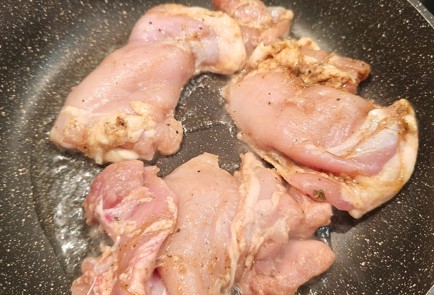 Фото шага рецепта Куриные бедра в духовке с шампиньонами 191214 шаг 2  