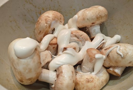 Фото шага рецепта Куриные бедра в духовке с шампиньонами 191214 шаг 4  