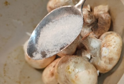 Фото шага рецепта Куриные бедра в духовке с шампиньонами 191214 шаг 5  