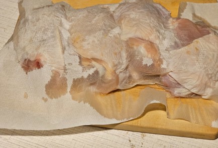 Фото шага рецепта Куриные бедра в духовке в фольге 190853 шаг 2