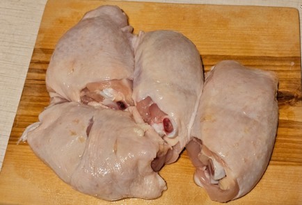 Фото шага рецепта Куриные бедра в духовке в фольге 190853 шаг 3