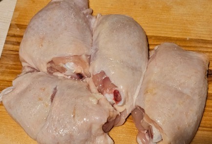 Фото шага рецепта Куриные бедра в духовке в фольге 190853 шаг 4