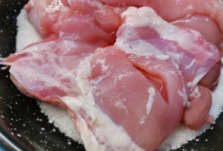 Фото шага рецепта Куриные бедра в духовке 190627 шаг 2