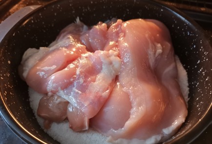 Фото шага рецепта Куриные бедра в духовке 190627 шаг 3