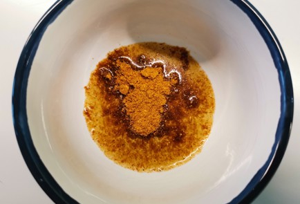 Фото шага рецепта Куриные бедра в духовке 190627 шаг 4