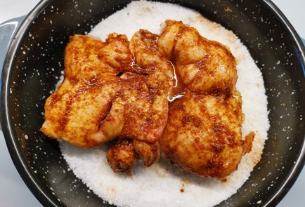 Фото шага рецепта Куриные бедра в духовке 190627 шаг 7