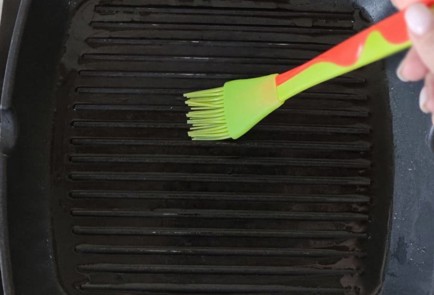 Фото шага рецепта Куриные бедрышки гриль 173658 шаг 10  