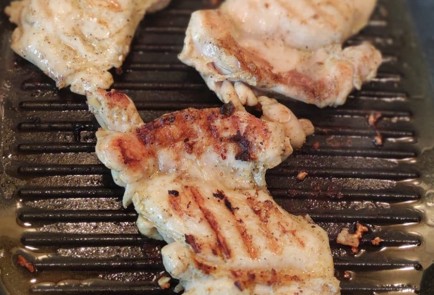 Фото шага рецепта Куриные бедрышки гриль 173658 шаг 12  