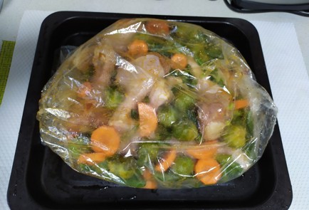 Фото шага рецепта Куриные голени в рукаве с овощами 190004 шаг 8  