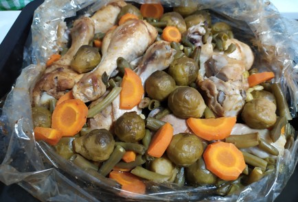 Фото шага рецепта Куриные голени в рукаве с овощами 190004 шаг 9  