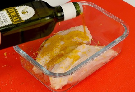 Фото шага рецепта Куриные грудки гриль с лукомпореем конфи и песто из сезонных трав 93192 шаг 1  