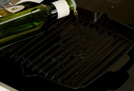 Фото шага рецепта Куриные грудки гриль с лукомпореем конфи и песто из сезонных трав 93192 шаг 3  