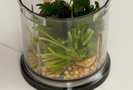 Фото шага рецепта Куриные грудки гриль с лукомпореем конфи и песто из сезонных трав 93192 шаг 4  