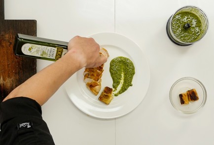 Фото шага рецепта Куриные грудки гриль с лукомпореем конфи и песто из сезонных трав 93192 шаг 6  