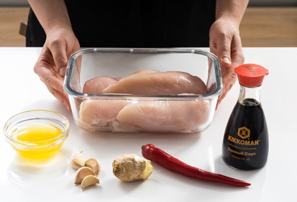 Фото шага рецепта Куриные грудки маринованные в соевом соусе с чесноком и имбирем 140738 шаг 1  
