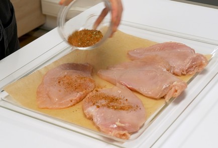 Фото шага рецепта Куриные грудки в духовке 140538 шаг 3  