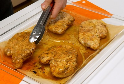 Фото шага рецепта Куриные грудки в духовке 140538 шаг 5  