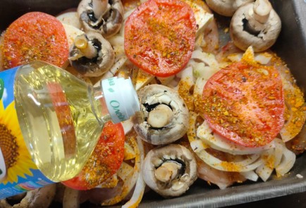 Фото шага рецепта Куриные грудки запеченные с домашним сыром помидорами луком и грибами 175478 шаг 12  