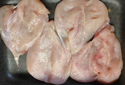 Фото шага рецепта Куриные грудки запеченные с домашним сыром помидорами луком и грибами 175478 шаг 3  