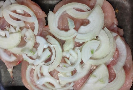 Фото шага рецепта Куриные грудки запеченные с домашним сыром помидорами луком и грибами 175478 шаг 5  