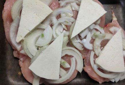 Фото шага рецепта Куриные грудки запеченные с домашним сыром помидорами луком и грибами 175478 шаг 6  