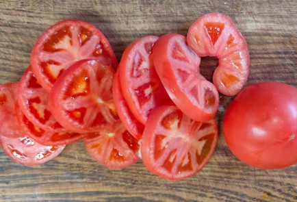 Фото шага рецепта Куриные грудки запеченные с домашним сыром помидорами луком и грибами 175478 шаг 7  