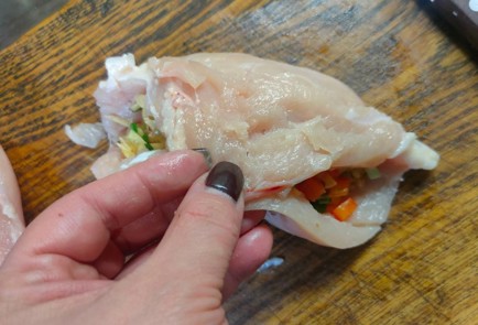 Фото шага рецепта Куриные кармашки с начинкой из овощей и сыра 175456 шаг 13  