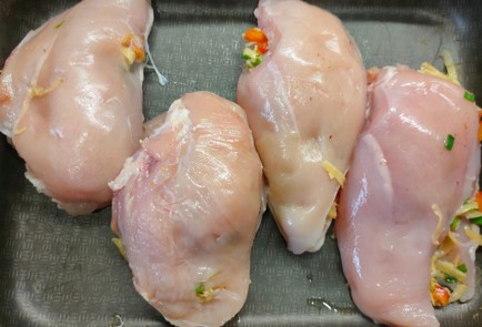 Фото шага рецепта Куриные кармашки с начинкой из овощей и сыра 175456 шаг 14  