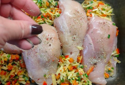 Фото шага рецепта Куриные кармашки с начинкой из овощей и сыра 175456 шаг 15  