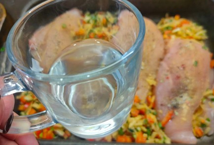 Фото шага рецепта Куриные кармашки с начинкой из овощей и сыра 175456 шаг 16  