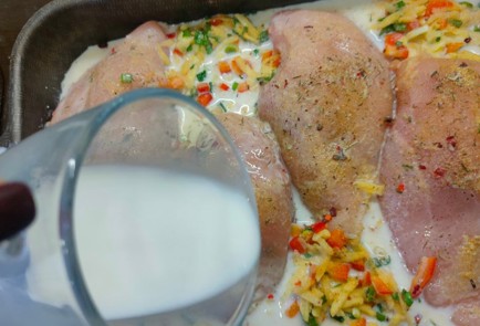 Фото шага рецепта Куриные кармашки с начинкой из овощей и сыра 175456 шаг 18  