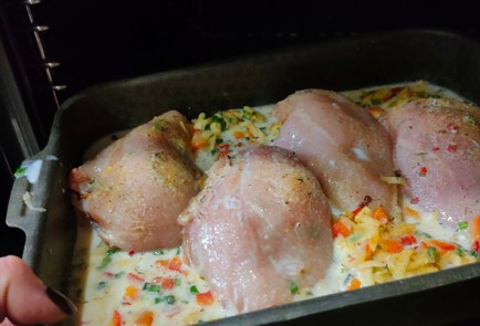 Фото шага рецепта Куриные кармашки с начинкой из овощей и сыра 175456 шаг 19  