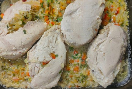 Фото шага рецепта Куриные кармашки с начинкой из овощей и сыра 175456 шаг 20  