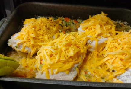 Фото шага рецепта Куриные кармашки с начинкой из овощей и сыра 175456 шаг 23  