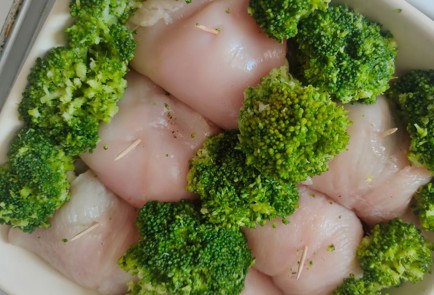 Фото шага рецепта Куриные конвертики с брокколи и сыром 187014 шаг 10  