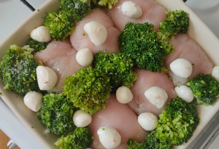 Фото шага рецепта Куриные конвертики с брокколи и сыром 187014 шаг 11  