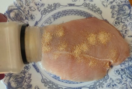 Фото шага рецепта Куриные конвертики с брокколи и сыром 187014 шаг 3  